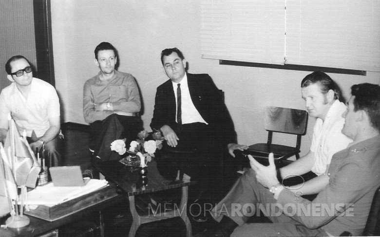 Os vereadores Nori Pooter, Ilvo Grellmann (do distrito de Entre Rios, Berdinand Spitzer e Harry Feiden, em 1975. Outra pessoa não identificada. 