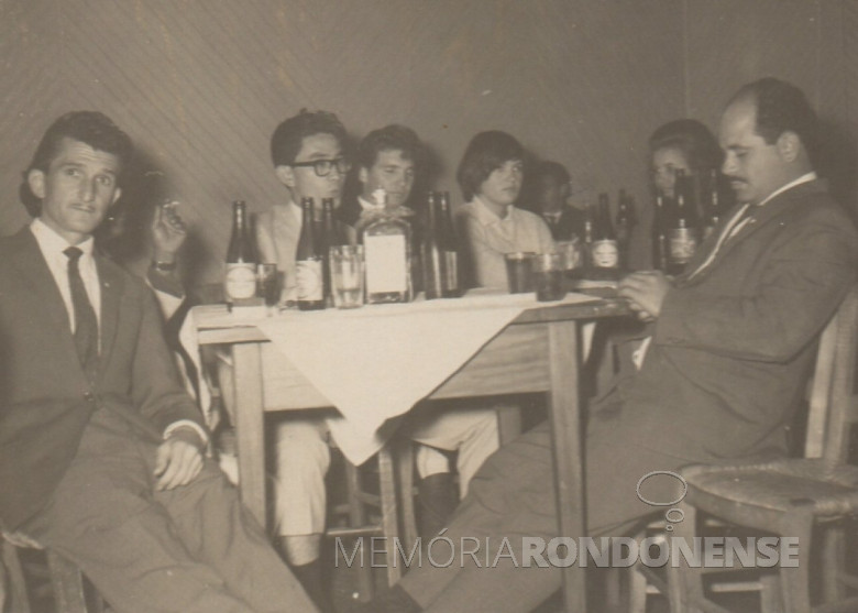 Alfredo Bausewein (e) e Gumercindo (Nego) Tonin, em baile no antigo Salão Wayhs.