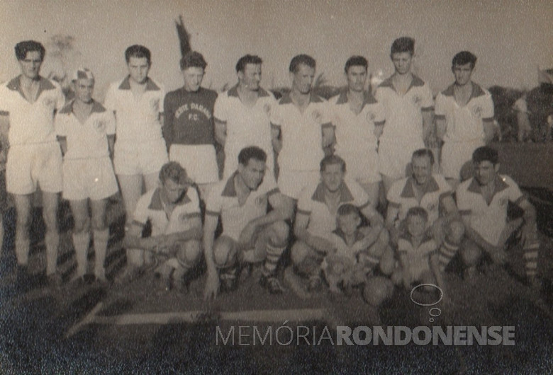 Equipe do Oeste Paraná Futebol Clube, entre os anos de 1960 e 1965. 
Da esquerda a direita:  1º e 2º - não identificados, 3º - Dorneles Jochims, Ehrenfried Welzel, 5º Erich Krepsky, 6º - não identificado; 7º - Atilio Debona,  8º - Orlando Miguel Sturm e 8º - Alfredo Bausewein. 
Agachados: 1º - não identificado, 2º Aylson Confúcio de Lima, 3º  - Hugo Feiden e 4º  e 5º - não identificados.