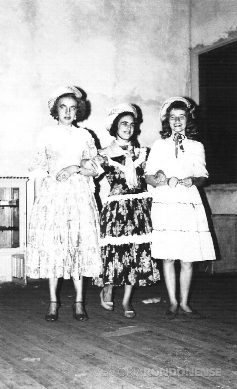 Festeiras de comemoração junina, em  1964. à direita, Ani Lamb