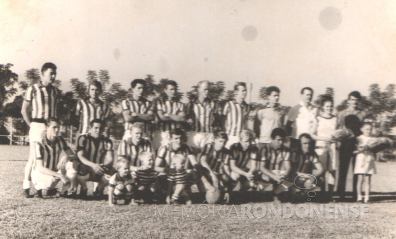 Outra formação de jogadores do Oeste Paraná FC, década de 1960. 
Da esquerda a direita:  1º - Dimas Batisti, 2º - não identificado, 3º - Guiñones (de origem paraguaia), 4º e 5º - não identificados, 6º - Rubens Luersen (foi por muitos anos contador da prefeitura de Marechal Cândido Rondon), 7º - Atilio Debona, 8º - Arno Roesler, 9ª - senhora não identificada, e 10º - Alfredo Bausewein. 
Agachados:  1º e 2º - não agachados, 3º - Márcio Lemke ( 
 Vaca Braba),  4º - não identificado, 6º - Harraldo Altmann, 7º - Rui Luersen e 8º e 9º - não identificados.  Menina também não identificada.