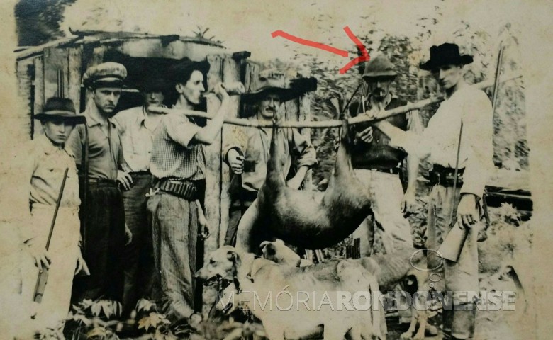 Grupo de pioneiros bebericando após caçar um veado, que foi trazido do mato num varal. No detalhe, João Arlindo Griebeler. 