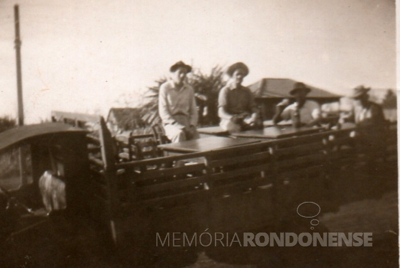 Alfredo Bausewein, segundo eletricista em Marechal Cândido Rondon e funcionário da Maripá, em cima do caminhão  de trabalho e equipe na Avenida Rio Grande do Sul. 
Alfredo Bausewein junto o com eletricista Arthur Mário Leduc cuidavam da geração de energia via motor/gerador e das linhas de distribuição e das linhas telefônicas da Maripá. 
A foto é do ano de 1955.
