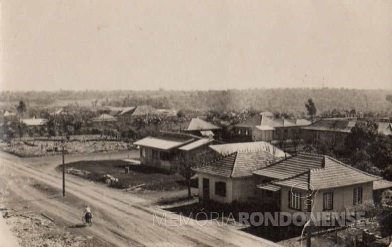 Rua Santa Catarina a partir da Rua D. João sentido oeste., em 1957. 
A construção de madeira ainda existe hoje com algumas modificações e pertence ao sr. Werner Wanderer.  Na esquina da Rua Men de Sá, a antiga residência do gerente da Maripá; na sequência o antigo grupo escolar e outro lado, defronte, a padaria e o bar  e padaria da família. Mais para o fundo, vê-se o telhado do extinto Salão Wayhs.