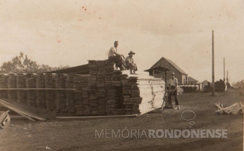 Depósito de madeira da empresa Maripá, à Rua Cabral, entre a Avenida Rio Grande do Sul e a Santa Catarina, à esquerda, no sentido sul-norte.