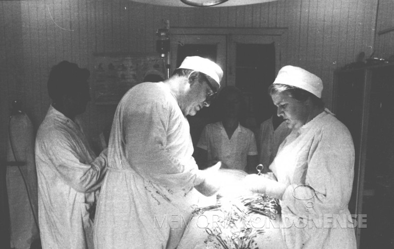 Dr. Friedrich Rupprecht Seyboth em procedimento cirúrgico auxiliado pela esposa  Ingrun, em 1961.