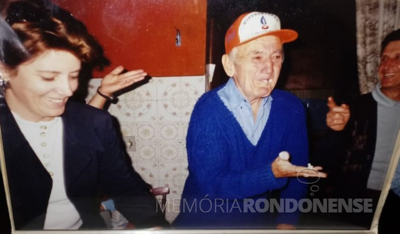 Pioneiro Antonio Bendo na comemoração de seus 90 anos. 
À esquerda, a neta Arlete Bendo, filha do casal Santina (nascida Lodi) e Idanir Bendo. 