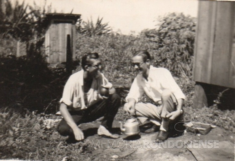 O pioneiro Alfredo Bausewein e um amigo nos anos de 1958/59. 
Ao fundo, a famigerada casinha sanitária (capunga), para as necessidades fisiológicas. 
