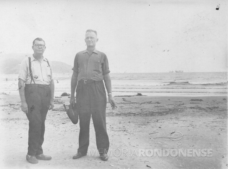 Willy Carlos Trentin (e) e o amigo visitando a Praia de Copacabana, no Rio de Janeiro.