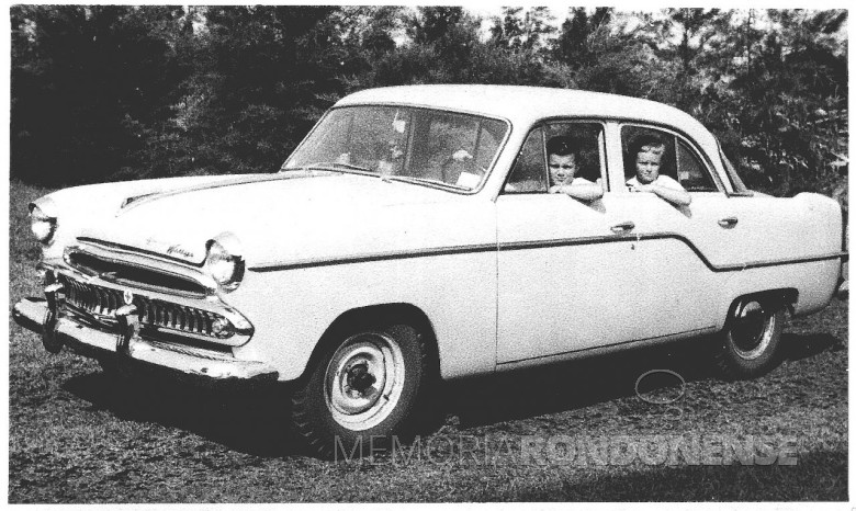 Matias e Pedro, filhos do casal Ingrun e Dr. Friedrich Rupprecht Seyboth,  no Aero Willys da família,  em 1962.