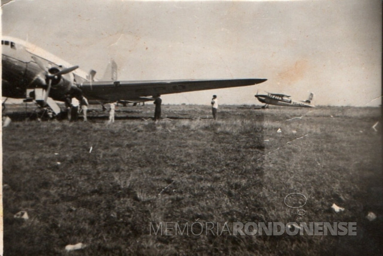 Alfredo Bausewein tomando avião no aeroporto de Toledo com destino a cidade de Erechim, no Rio Grande do Sul, no final da década de 1950.