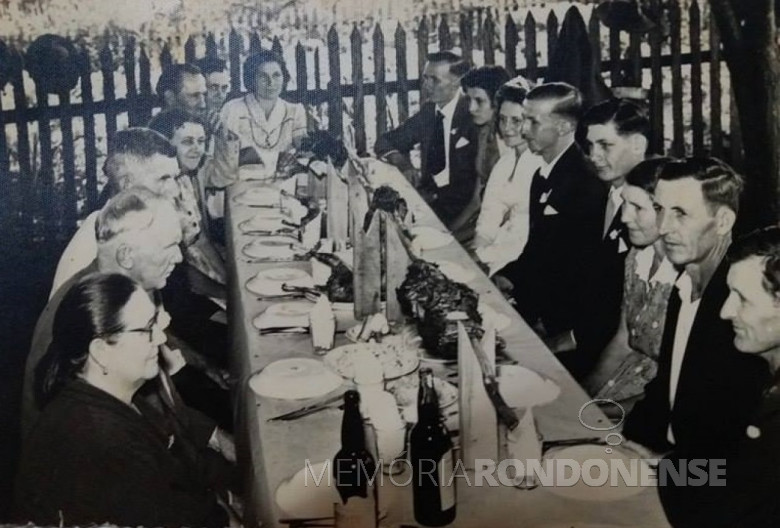 Casamento de Waldomiro Lang e Irene Konzen, em Quatro Pontes.
Da esquerda a direita: 1ª - Emilia Lang, 2ª - João Lang, 3ª e 4ª - Situs Kaefer e esposa, 5ª - não identificada, 6ª e 7ª - Aloisio e esposa Hulda Konzen, 8ª - Wilmar Lang, 9ª - Maria Siloca Lang, 10ª - Irene Konzen (noiva), Waldomiro Lang (noivo), 12ª ... Schmidt, 13ª e 14ª - Paula e esposa Livino Klein, e 15ª - ... Schmidt.