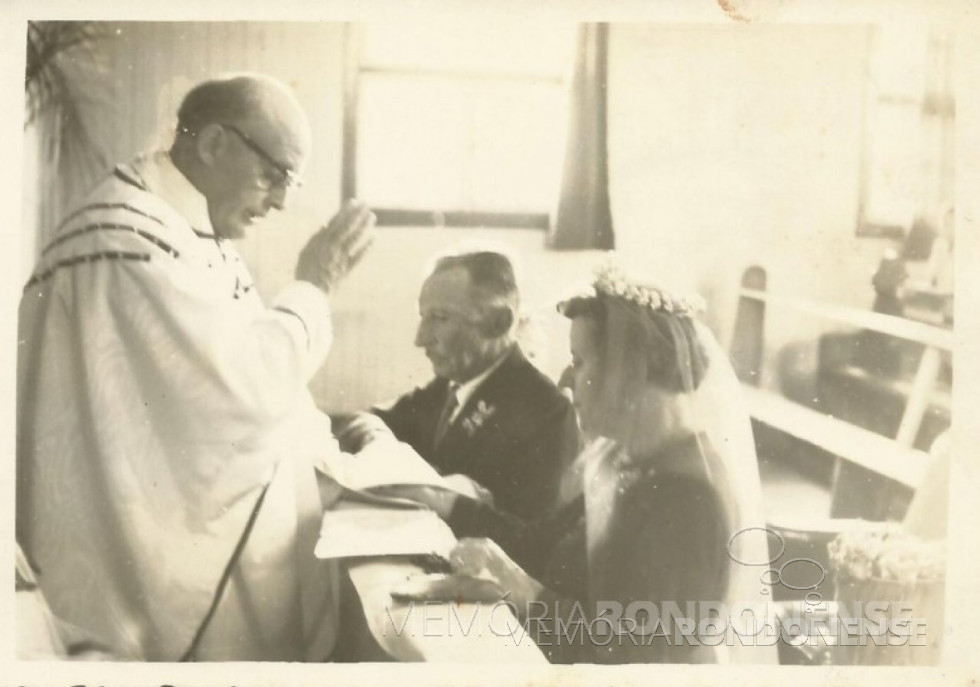 Celebração das bodas de ouro do casal Josephina Maria Rockenbach e Henrique Aloísio Scheid, na igreja católica Sagrado Coração de Jesus, de Marechal Cândido Rondon, em ofício conduzido pelo padre Aloísio Baumeister SVD, vigário da Paróquia Nossa Senhora da Glória, de Quatro Pontes.
Imagem: Acervo Guido Rockenbach