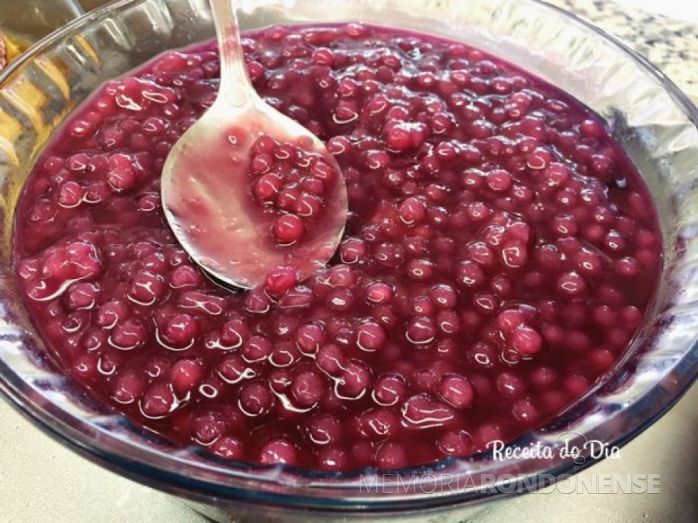 A preparação do sagui é preferencialmente com vinho. Outro compoente muito utilizado para o feito do doce, além do necessário açucar, é o uso da groselha, das quais são aproveitados os invólucros do fruto, de forte coloração avermelhada
e sabor agradável.
