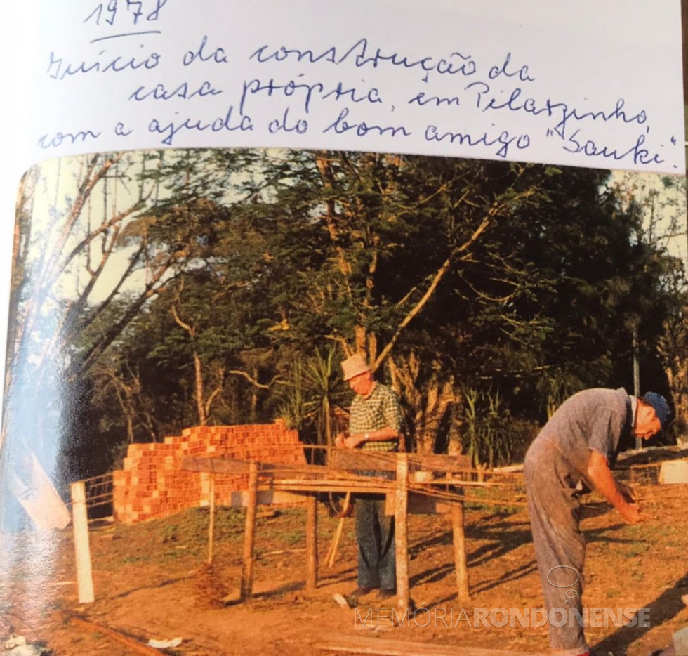 || Jürgen Henry Sauk ajudando seu amigo Paul Enke na construção na residência deste no bairro Pilarzinho, em Curitiba.
Imagem: Acervo Barbara Enke.