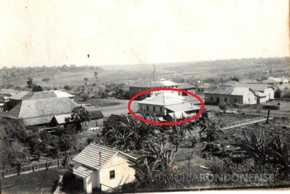 Em destaque o local onde aconteceu o primeiro assalto a banco em Marechal Rondon. 
Do outro lado da Rua 12 de Outubro, em primeiro lugar o barracão de alojamento da Maripá e atrás, o prédio da filial do Empório Toledo. 
A fotografia é de 1958. 
Imagem: Acervo Família Seyboth
