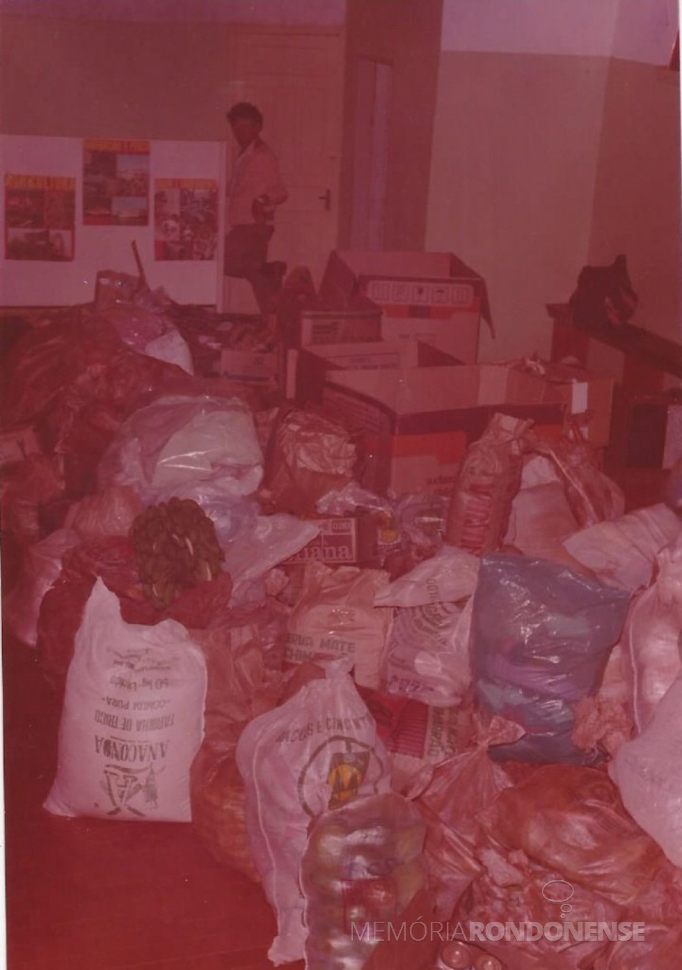 || Outra vista dos donativos arrecadados pela Rádio Difusora em favor das famílias atingidas pela enchente do Rio Paraná.
Imagem: Acervo Memória Rondonense - FOTO 5 -