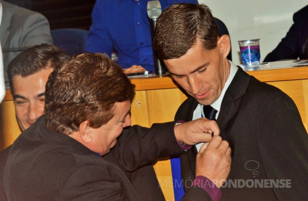 || Prefeito Municipal Anderson Bento Maria recebendo o distintivo de presidente da AMOP de seu antecessor Rineu Menoncin, prefeito de Matelândia.
Imagem: Acervo O Presente - FOTO 16 -