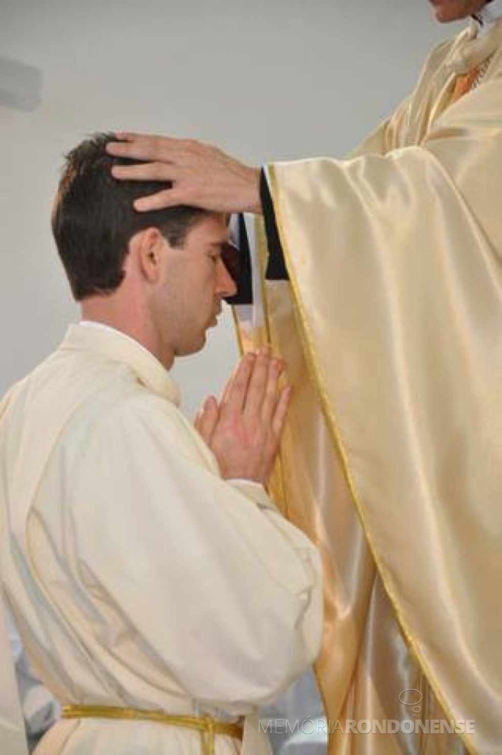 || Momento da ordenação sacerdotal de Jauri Strieder, na Matriz Católica Sagrado Coração de Jesus, de Marechal Rondon, em setembro de 2012.
Imagem: Acervo O Presente - FOTO 1 - 