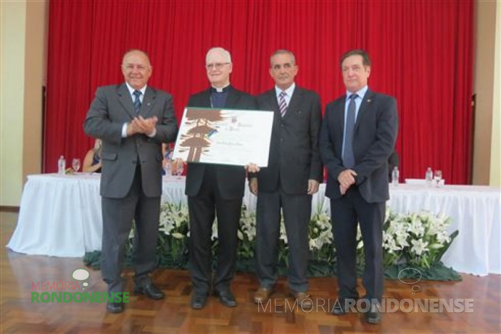 || Cardeal D. Odilo Scherer recebendo o título de cidadão honorário do Paraná. 
Da esquerda para a direita: deputado estadual José Carlos Schiavinatto, D. Odilo Scherer, deputado estadual Nereu Moura - proponente do título -, e deputado estadual Ademir Bier - presidiu a Sessão Solene, realizada na cidade de Quatro Pontes. 
Imagem: Acervo O Presente - FOTO 6 -