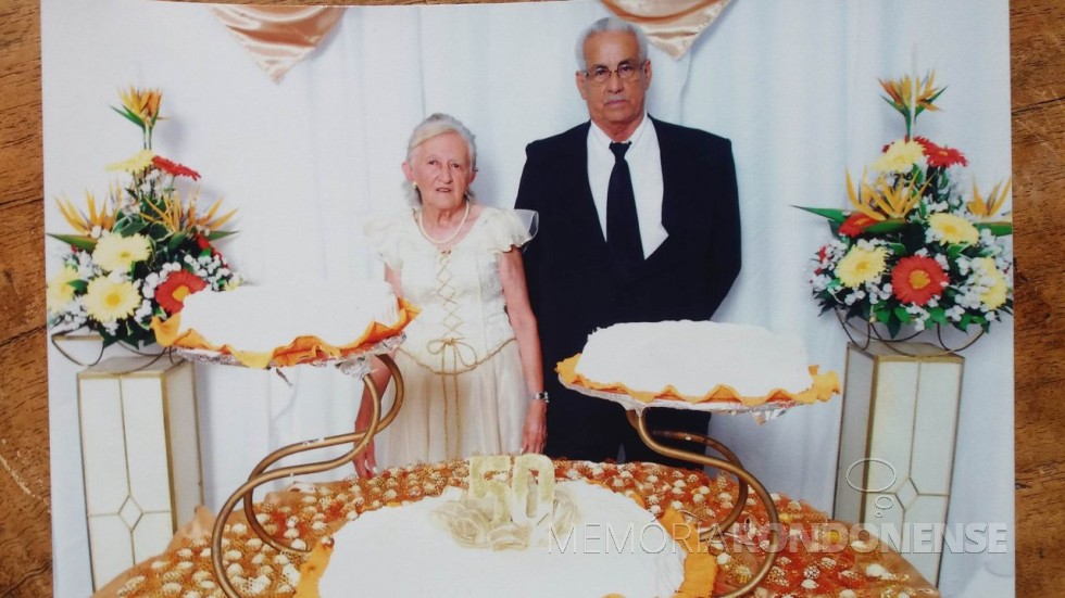 || Casal Maria Magdalena (nascida do Amaral)  e Abrelino Smaniotto com o bolo comemorativo de suas Bodas de Ouro. 
Imagem: Acervo Cirley Smaniotto Fuchs - FOTO 10 - 