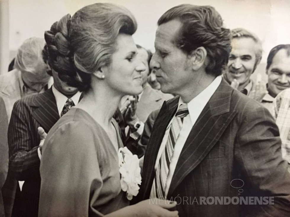|| Pedro Cereser e esposa.
 Á sua direita, o prefeito municipal Almiro Bauermann e o empresário Amário Saatkamp.
Imagem: Acervo Memória Rondonense - FOTO 18 -
