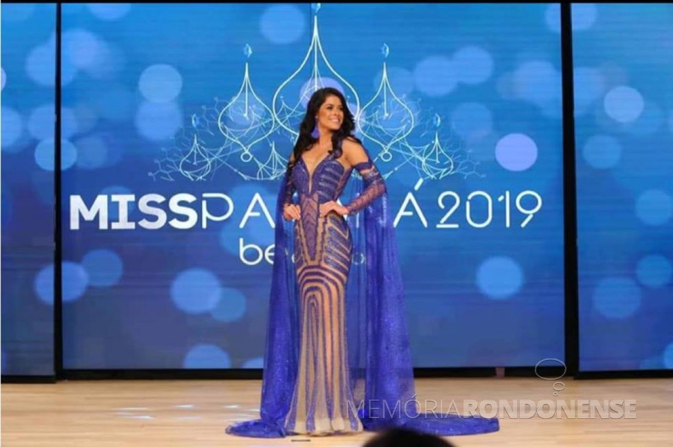 || Camila Umeres de Oliveira em traje de gala no concurso Miss Paraná 2019, em fevereiro de 2019.
Imagem: Acervo Adrieni Niederle - FOTO 16-