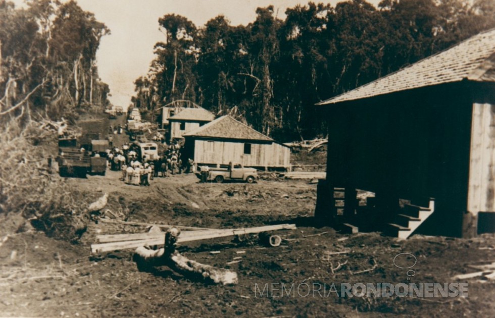 || Construção das primeiras moradias em Maripá, em 1953.
Imagem: Acervo da Prefeitura local - FOTO 10 - 