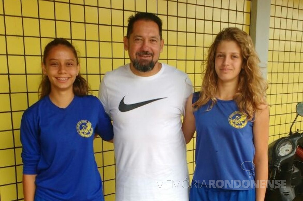 || Atletas Bianca Flores Storti e Leide Munevek com o técnico Marcelo Góis. 
Imagem: Imprensa PM-MCR - FOTO 8 -