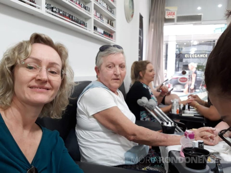 || Pioneira rondonense Elinore Lamberti (de blusa branca), falecida em janeiro de 2019.
Imagem: Acervo Rosemeri Lamberti - FOTO 9 -