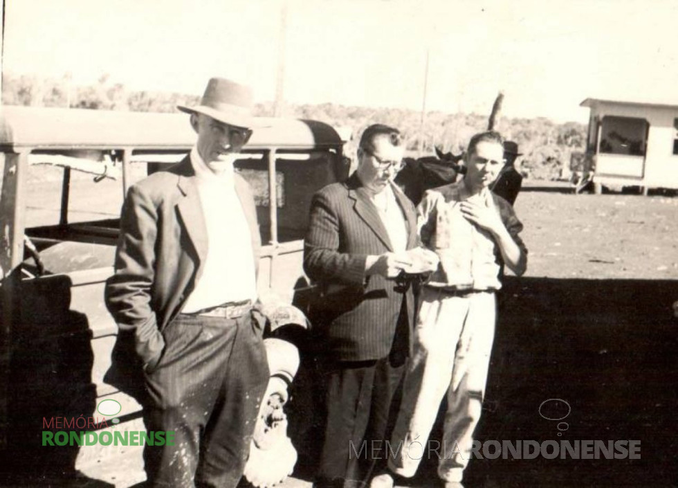 || Willy Carlos Trentini (de óculos), em fotografia no começo de 1950, ele falecido em novembro de 
Imagem: Acervo Hilga Schroeder/Mirta Steinmacher - FOTO 1 -