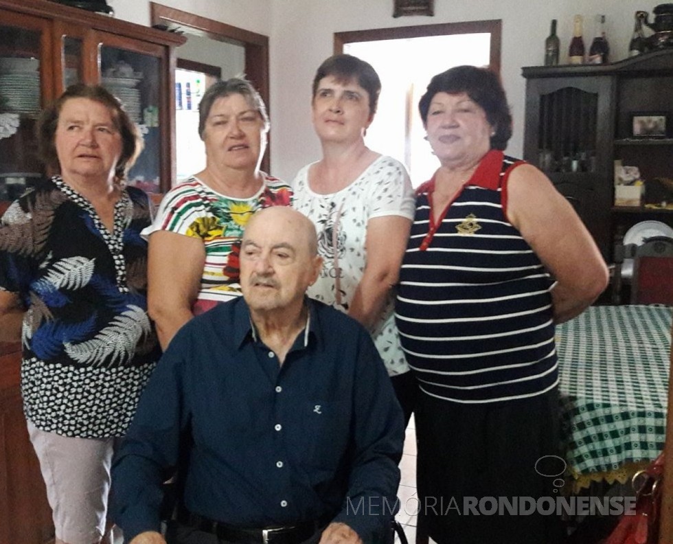|| Pioneiro rondonense Hilário da Cunha com suas filhas Valeria Veleda, Lourdes Margarida, Mirna Iara e Paula. 
Imagem: Acervo pessoal - FOTO 22 -