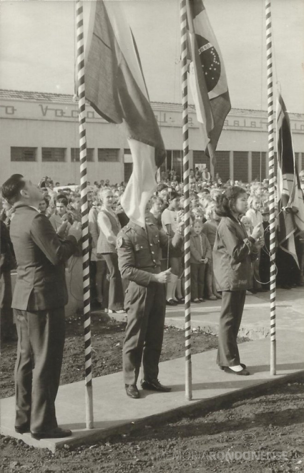 || Solenidade de hasteamento das bandeiras na inauguração da então Escola Normal Concórdia, junto ao Colégio Rui Barbosa, em julho de 1972.
Imagem: Acervo Valdir Sackser - FOTO 13 -