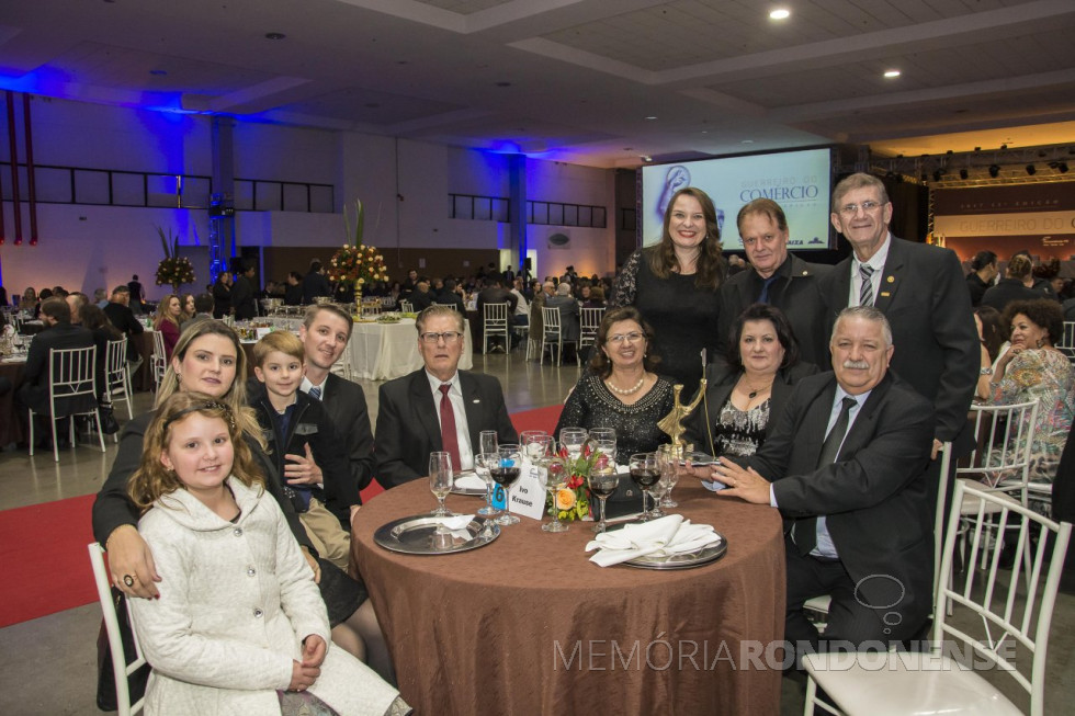 || Empresário Ivo Krause (primeiro da direita para a esquerda, na sequência a esposa Helena Neli (nascida Massing); Eloisa, dirigente do Sindicato Varejista de Marechal Cândido Rondon; João Odorico de Souza, dirigente do a mesma entidade sindical; Alesson Charles Krause (filho do casal Helena Neli e Ivo Krause); Lucas Dirlan Krause (filho do casal Juliana e Alesson Charles); Juliana Franciele Reichert Krause (esposa de Alesson Charles; e Julia Isabele Krause (filha do casal Alesson Charles e Juliana).
Em pé, da esquerda a direita: 1ª - Adriana Bayer, 2ª - não identificada; e 3ª - Ademar Bayer.
Imagem: Acervo FecomércioPR - Crédito: Ivo Lima - Bruno Tadashi e Wilson Junior - FOTO 10 -