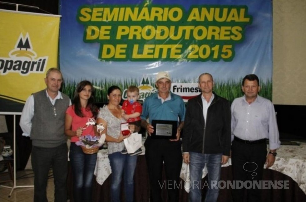 || O produtor de leite Ivonir Luiz Stalhofer recebendo a premiação na categoria 