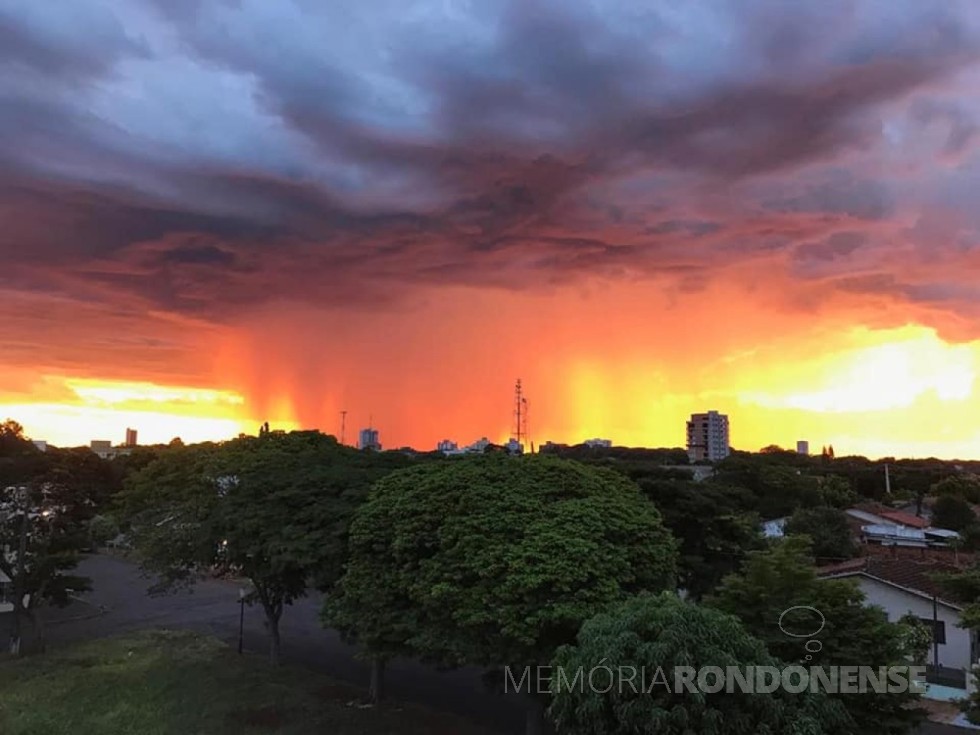 || Flagrante da difração da luz de raios solares no final de tarde em Marechal Cândido Rondon, em dezembro de 2018.
Imagem: Rafael Sturm et allii.  - FOTO 12 - 