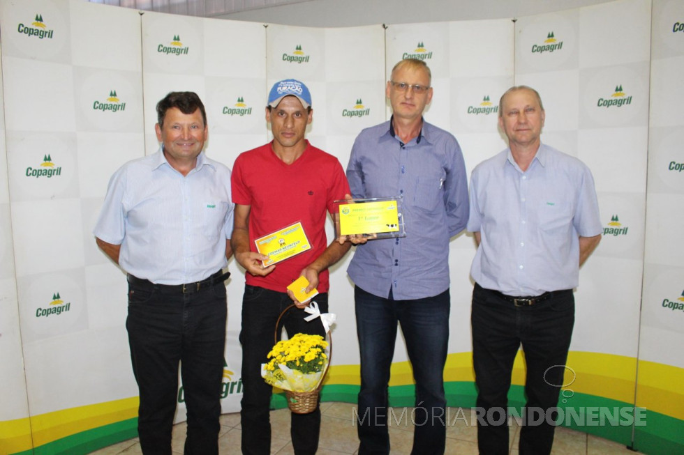 || Edemar Neufeld (camisa azul de manga comprida) com seu colaborador (camisa vermelha), recebendo o prêmio de 1º colocado no concurso de Silagem. 
À esquerda Márcio Buss, diretor-secretário da Copagril, e à direita Ricardo Silvio Chapla, diretor-presidente da Copagril. 
Imagem: Acervo Imprensa Copagril - Crédito: Carina Ribeiro - FOTO 33 -