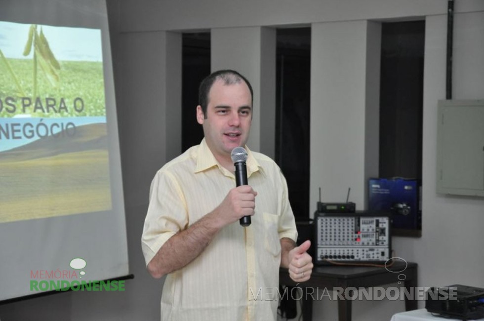 || Economista e analista de mercado Aldo Francisco Lobo palestrando na abertura do Dia de Campo Copagril 2013.
Imagem: Acervo Imprensa Copagril - FOTO 7 -