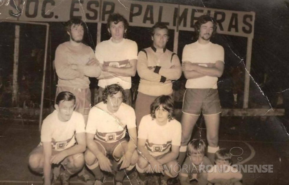 || Seleção de futebol de salão de Marechal Rondon que jogou contra a Sociedade Esportiva Palmeiras, em março de 1976, na quadra do Clube Concórdia. Da esquerda para a direita: Sérgio Pomerenke, Jacir Dalla Vecchia, Rui Schimmel e Rui Detsch. Agachados: Teofilo Kempa Neto, Luiz Carlos Mendes e Walter Basso. Imagem: Acervo Wilmar Güttges - FOTO 6  _