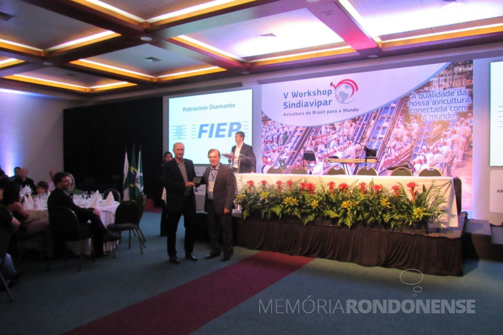 || Ricardo Silvio Chapla (e) recebendo a homenagem da Sindiavipar durante o Jantar do Galo 2017. 
Imagem: Acervo Comunicação Copagril - FOTO 15 - 