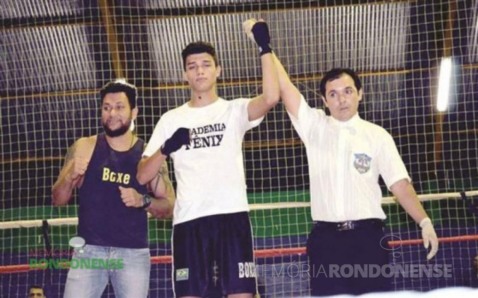 || Lutador rondonense Gustavo Araújo, de 17 anos, ganhou a medalha de ouro do Campeonato Paranaense de Boxe de Cadetes na categoria de meio-médio, de 68 a 70 quilos, em setembro de 2015.
Imagem: Acervo O Presente - FOTO 17 -