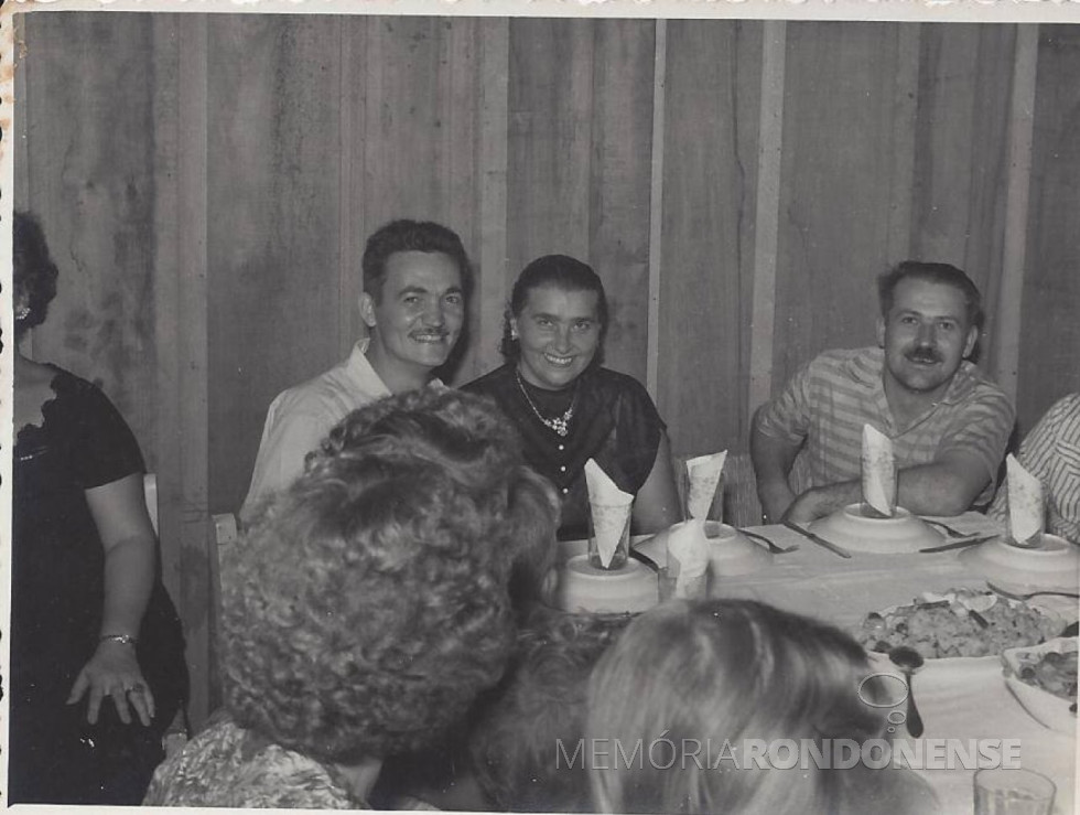 || Casal Joseph e Magdalena Wenzel, ao centro, com amigos, ele que recebeu a naturalização como brasileiro em fevereiro de 1977.
Imagem: Acervo Aldino Scheffel - FOTO 4 -
