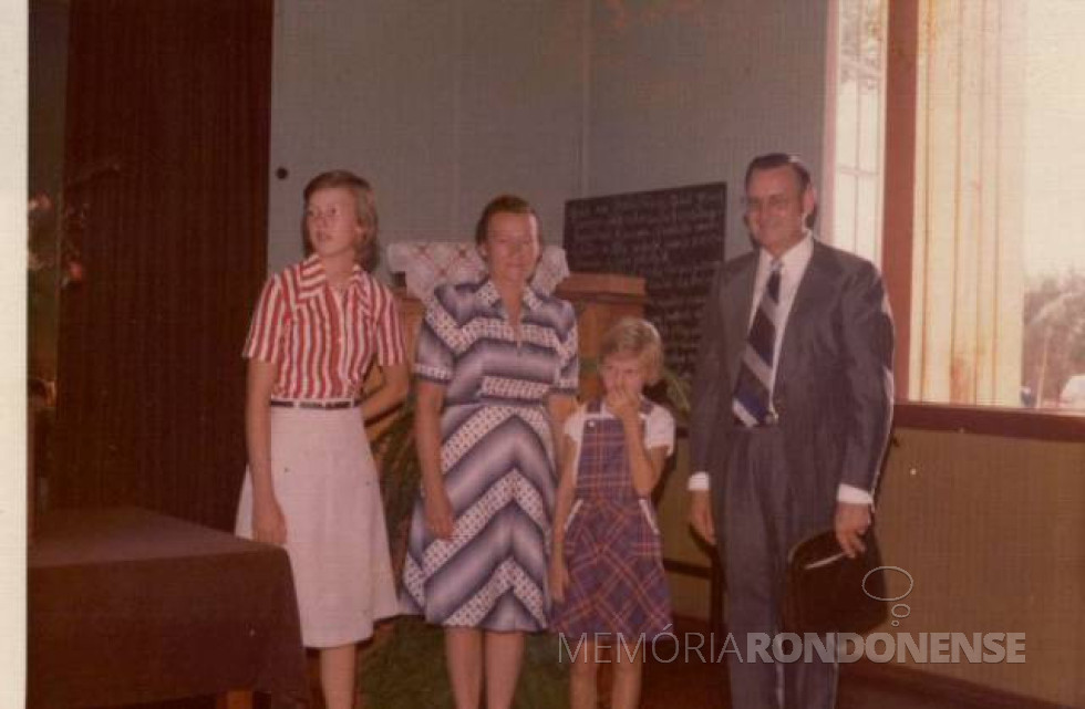 || Ottmar Wehr com a esposa Jutta e filhas. Ele foi o primeiro pastor da Primeira Igreja Batista de Marechal Cândido Rondon. É falecido em julho de 2001.
Imagem: Acervo PIB Rondon