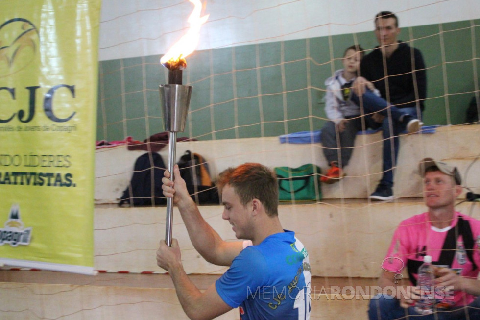 || Alan Chapla, diretor esportivo da ACJC, com a tocha olímpica.
Imagem: Acervo Imprensa Copagril - Crédito: Carina Walker Ribeiro - FOTO 21 -