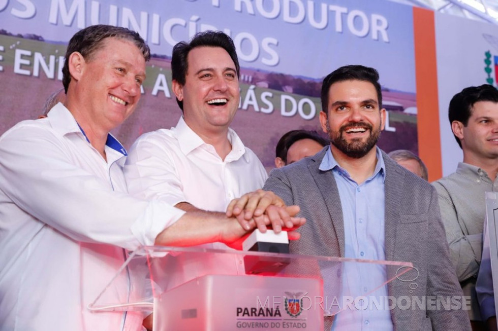 || Momento do acionamento da minicentral termelétrica de Entre Rios do Oeste, em julho de 2019.
Da esquerda à direita: prefeito municipal Jones Neuri Heiden, de Entre Rios do Oeste, governador paranaense Ratino Júnior, diretor-presidente da CIBiogás, Rodrigo Régis de Almeida Galvão; e diretor-presidente da Copel Daniel Slaviero.
Imagem: Acervo AEN - FOTO 9 -