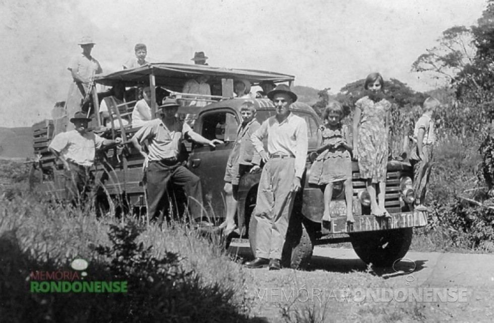 || Conorato Lohmann recostado junto a lataria do caminhão que traz a sua mudança a então General Rondon. O pioneiro faleceu em junho de 1978.
Imagem: Acervo Orlando e Rafael Sturm - FOTO 6 -