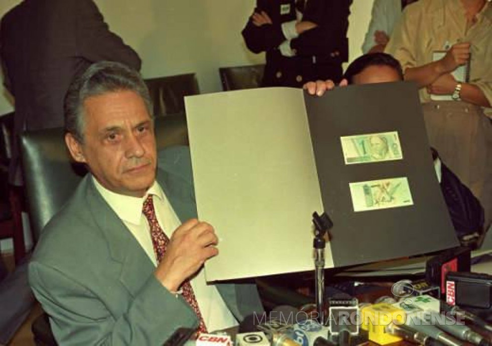 || O então ministro da Fazenda Fernando Henrique Cardoso, do governo de Itamar Franco, mostrando álbum com os desenhos da nova moeda - o real. 
  Imagem: Acervo Ministério da Fazenda - FOTO 11 -