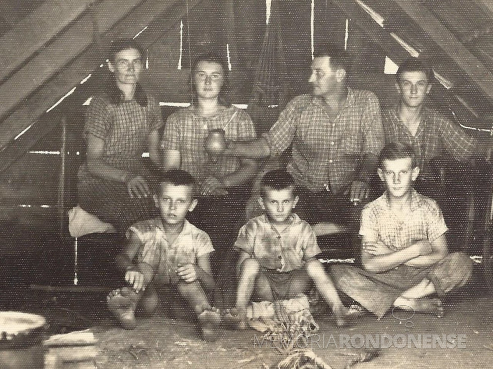 || Pioneira Amália ( nascida Rosler) Weber, primeira à esquerda, seguida pela filha Nelsi, esposo Edgar e filho Rubem. Sentados, da esquerda à direita, os filhos Lauri, Hélio e Zeno.
Imagem: Acervo Nelsi Weber Fischer - Santa Clara do Sul - FOTO 11 -