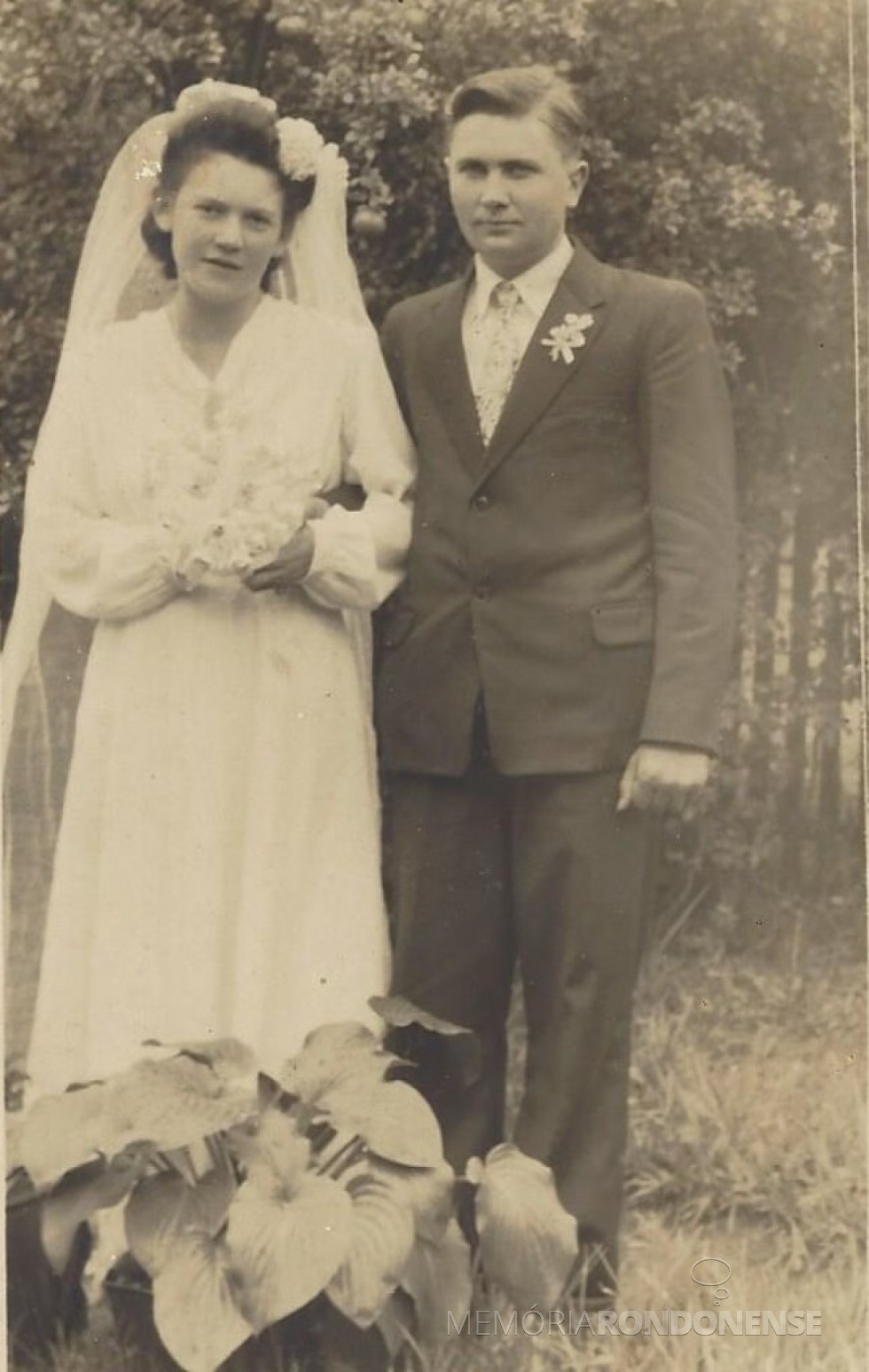 || Pioneiros rondonenses Maria Dalita Witeck e Roberto Schütz,  que se casaram em Peritiba (SC), em janeiro de 1948. 
Imagem: Acervo pessoal - FOTO 1 - 
