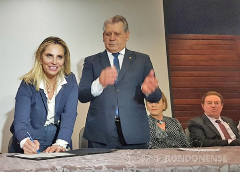|| Governadora Cida Borghetti assinando o termo de posse do deputado federal Dilceu Sperafico como chefe da Casa Civil do Governo do Paraná. 
Imagem: Acervo AEN -  FOTO 37 - 